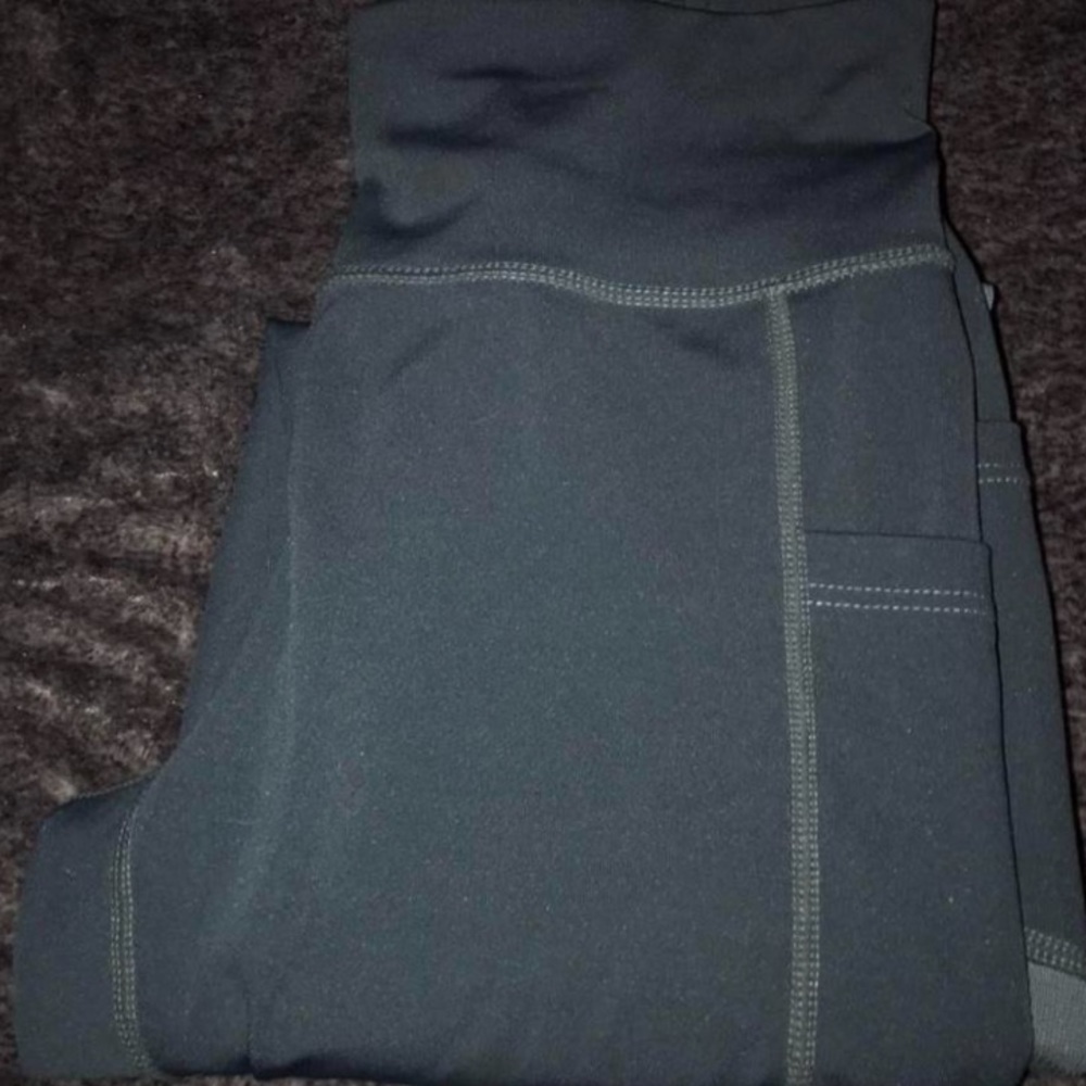 Cute gray mesh workout leggings 
Size: s/m